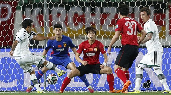 Thiago Alcantara z Bayernu stílí na branku Kuang-ou Evergrande.