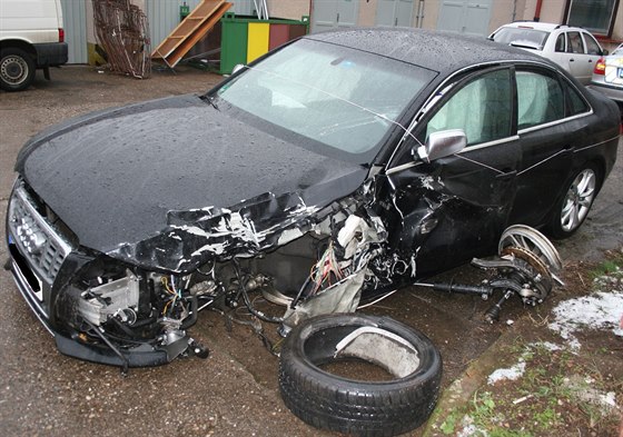 Audi zmizelo v sobotu majitelm v Nmecku, cizí idi s ním havaroval stejný den u Hradce.