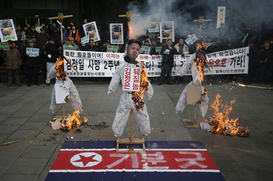 V jihokorejském Soulu lidé naopak protestovali. Na snímku hoí podobizny tí...