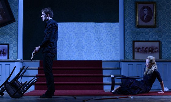 Patrik Drgel a Petra Hebíková v adaptaci Hamleta v praském vandov divadle