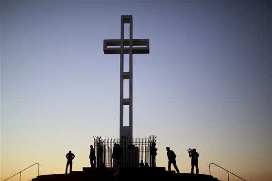 Masivní kí , který se tyí na hoe Mt. Soledad od roku 1954, nyní musí