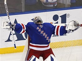 LEVA. Henrik Lundqvist z NY Rangers slav vtzstv svho tmu v njezdech.