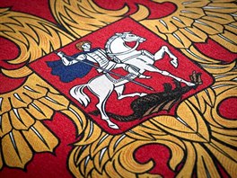 Uprosted ruského státního znaku je vyobrazen sv. Jií zabíjející draka