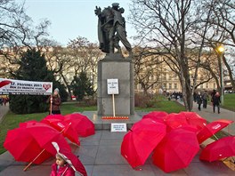 U památníku partyzán vnovali aktivisté tichou vzpomínku zabitým enám. "To,...