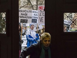 Studenti Gymnzia Vysok Mto protestuj ped Krajskm adem proti sluovn a...