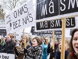 Studenti Gymnzia Vysok Mto protestuj ped Krajskm adem proti sluovn a...