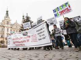 Studenti Gymnzia Vysok Mto protestuj ped Krajskm adem proti sluovn a...