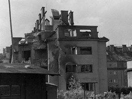 Nmci vypálené domy v ulici Drustevní ochoz, 8. kvtna 1945