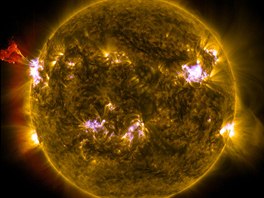 Snímek erupce na Slunci poízený druicí Solar Solar Dynamics Observatory ze 3....