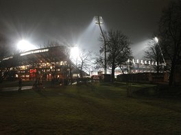 PED VELKÝM ZÁPASEM. Stadion ve truncových sadech u je pipravený na zápas...