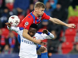 KDO VYSKOÍ VÝ? Plzeský obránce Václav Procházka (v erveném) a Ahmed Musa z...