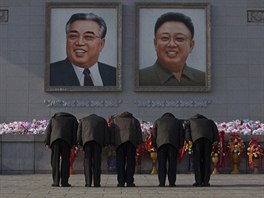 Lid se pi vro smrti Kim ong-ila klanli portrtm vdc KLDR....
