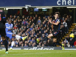 GÓLOVÁ RÁNA. Ramires z Chelsea skóruje do sít Crystal Palace.