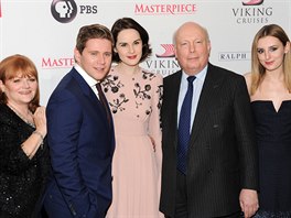 Autor serilu Panstv Downton Julian Fellowes (druh zprava) a herci Lesley...