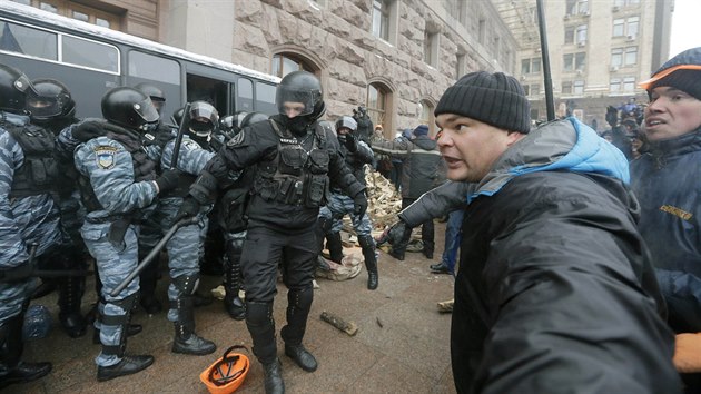 Ukrajinsk policie se pokusila vyklidit kyjevskou radnici (11. prosince 2013)