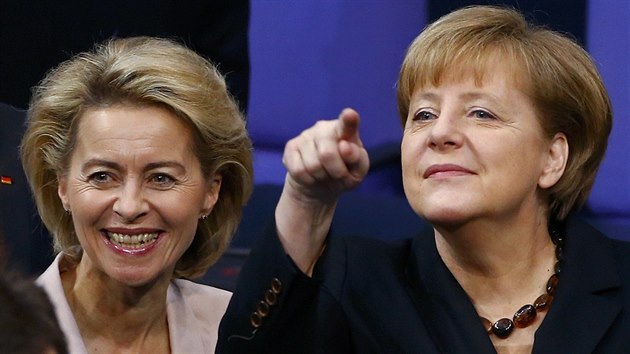 Angela Merkelov a budouc ministryn obrany Ursula von der Leyenov (17. prosince 2013)