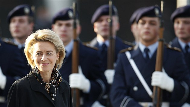 Ursula von der Leyenov pebr nmeck ministerstvo obrany (17. prosince 2013)