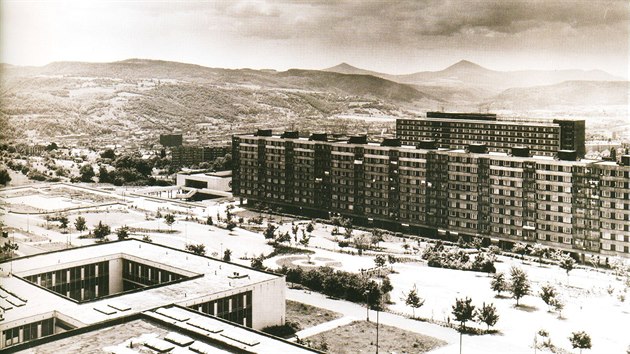 Jižní část parku Severní Terasy po dokončení stavebních prací a vysadby zeleně