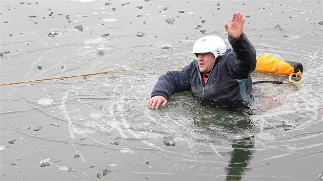 lenov plzesk Vodn zchrann sluby nacviovali zchranu tonoucho na zamrzl hladin Velkho Boleveckho rybnka v Plzni.