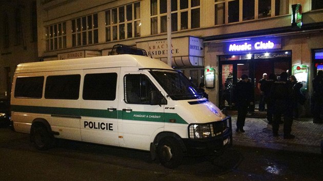 Zkrok policist proti skupin ruskch chulign v centru Prahy (12.12.2013)