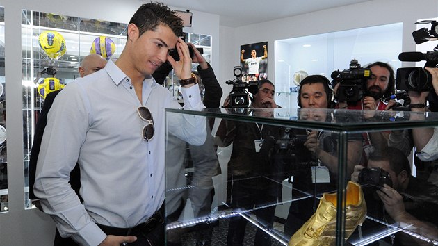 ZLAT KOPAKA. Cristiano Ronaldo u jedn ze 150 trofej, kter jsou vystaveny v jeho nov otevenm muzeu.