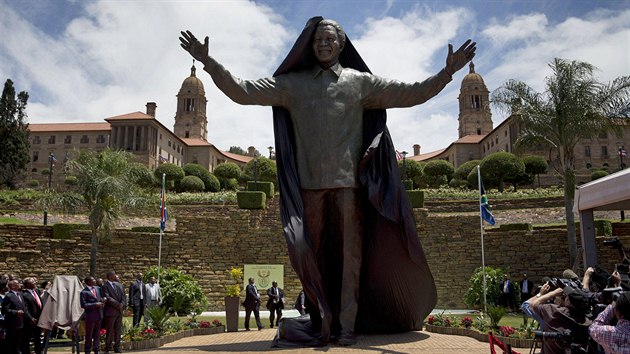 Ped sdlem vldy v jihoafrick metropoli Pretorii odhalili devt metr vysokou bronzovou sochu nedvno zesnulho exprezidenta Nelsona Mandely (16. prosince)