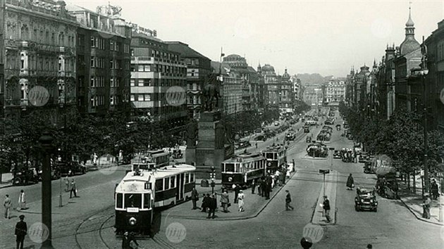 Takto se lidé dívali na Václavské námstí od Národního muzea v roce 1925.