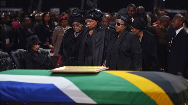 Druh a prostedn manelka Nelsona Mandely Winnie Madikizela-Mandelov (vlevo) a vdova po exprezidentovi Graca Machelov (uprosted) stoj u rakve legendrnho bojovnka proti apartheidu (15. prosince 2013)