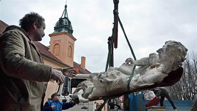 Obrovsk sochy se vrtily z restaurtorsk dlny do vklenk v chrmu zhruba ve dvoumetrov vce.