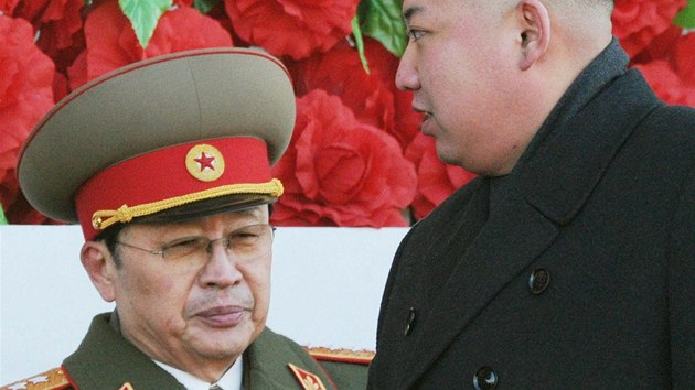 Severokorejsk vdce Kim ong-un a jeho strc ang Song-tchek bhem vojensk pehldky 16. nora 2012.