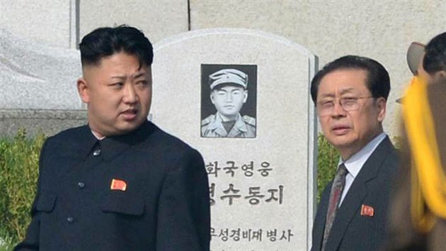 Snmek z ervna 2013 zachycuje severokorejskho vdce Kim ong-un a jeho strce ang Song-tcheka bhem nvtvy hbitova astnk Korejsk vlky v Pchjongjangu.