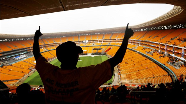Jihoafrian na velkolep vzpomnkov akci na poest Nelsona Mandely na fotbalovm stadionu v Johannesburgu. (10. prosince 2013)