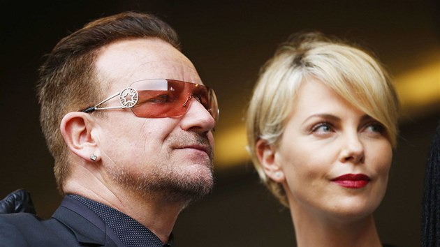 Irsk zpvk Bono a americk hereka Charlize Theronov na vzpomnkov akci na poest zemelho Nelsona Mandely na fotbalovm stadionu v Johannesburgu. (10. prosince 2013)