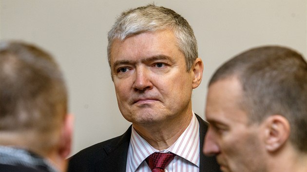 Miroslav Provod (uprosted) a Tom Pitr ped jednnm Vrchnho soudu v Praze. (12. prosince 2013)