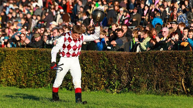 13. JNA Naposledy a dost? okej Josef Va se v 60 letech nestal nejstarm ampionem Velk pardubick, ani nedoshl na devt primt. Leton ronk v sedle Tiumena po pdu na posledn pekce dokonce ani nedokonil - a po dostihu prohlsil, e kon okejskou kariru. Stejn jako loni slavil okej Jan Faltejsek s klisnou Orphee des Blins.