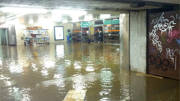 Zaplavený vestibul metra Dejvická
