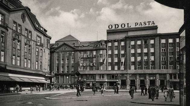 Pohled na Hotel Palace v období První republiky. Vlevo Módní dům Ostravica - Textilia. Ten je dnes také ve špatném stavu.