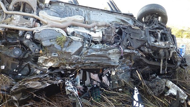 Pevrácený Jeep Cherooke, ve kterém po elní stráce s dalím vozem zahynul...