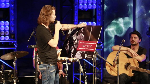 Richard Krajo z kapely Krytof na koncert v Praze se patnou verz symbolickho eku s vtkem sbrky pro dti nemocn rakovinou (14. prosince 2013)