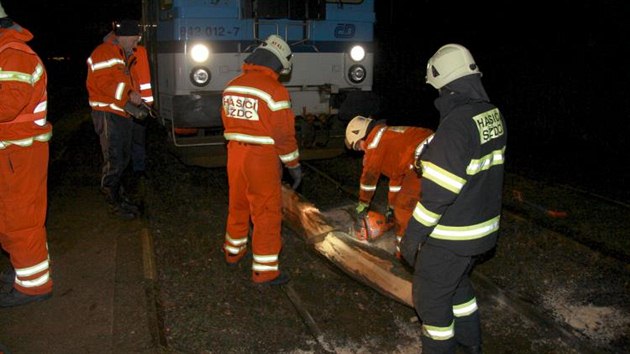 Dlnkovi ovldajcmu hydraulickou ruku vypadly kldy do kolejit. Osobn vlak, kter mstem zrovna projdl, na n najel.