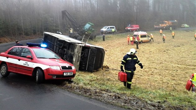 Hasii likviduj nsledky nehody autobusu u Osen na Liberecku. Vtina pasar byly dti.