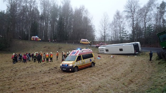 Hasii likviduj nsledky nehody autobusu u Osen na Liberecku. Vtina pasar byly dti.