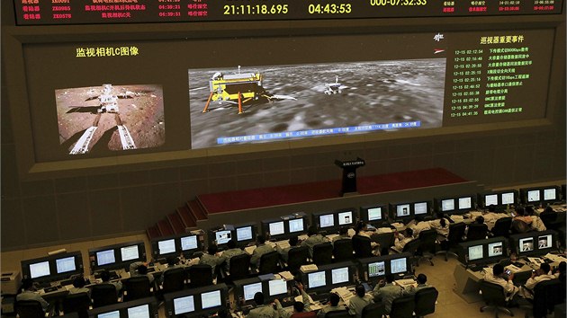 Cestu Nefritovho krlka sleduj v pekingskm vesmrnm stedisku destky vdc. Na velkoplon obrazovce je vlevo pm penos z Msce, vpravo potaov animaci. (15. prosince 2013)