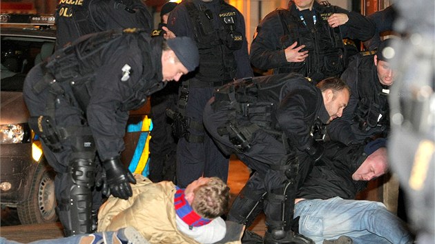 Nkolik fanouk CSKA Moskva zajistila v ter veer policie v centru Plzn ped zatkem fotbalovho utkn Ligy mistr.