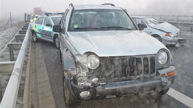 Prvn vozidlo narazilo krtce po est hodin rann do svodidel u sjezdu z R6 na Jeniov u Karlovch Var.