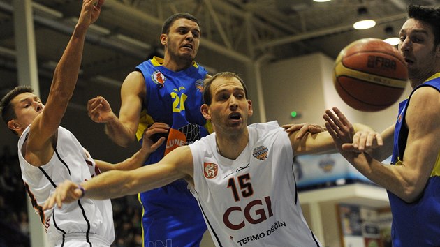 Momentka z utkn basketbalist Dn vs. st nad Labem