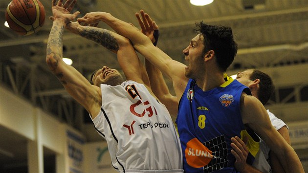 KAM A SE RUCE NATHNOU. Momentka z basketbalovho ligovho utkn Dna s stm nad Labem.