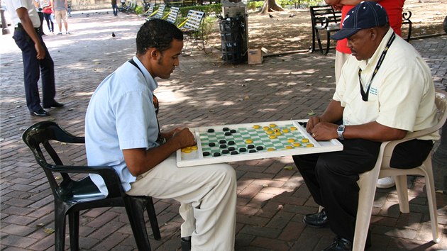 Jednou z oblbench zbav dominiknskch mu je hran nejrznjch deskovch her a tak domina, kter hraj obvykle ve dvojcch proti sob.