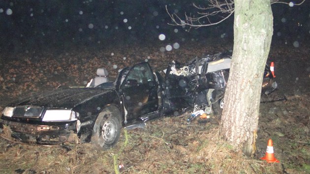 Octavia nabourala do stromu u Hradce Krlov, auto se nrazem rozplilo, spolujezdec zemel (12.12.2013).