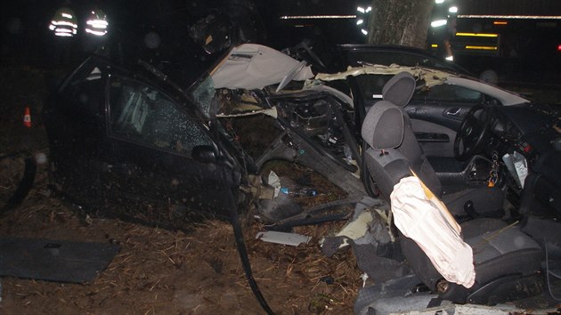 Octavia nabourala do stromu u Hradce Krlov, auto se nrazem rozplilo, spolujezdec zemel (12.12.2013).